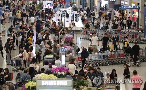 해외여행객들로 붐비는 인천공항[연합뉴스 자료사진]
