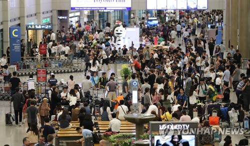 여행객들로 붐비는 인천공항 [연합뉴스 자료사진]