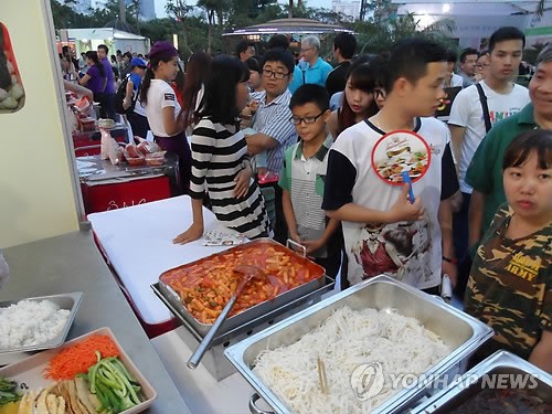 하노이 음식문화축제에 참가한 방문객들
