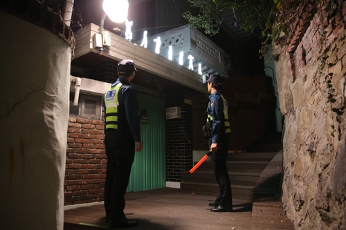 우범지역 순찰하는 경찰