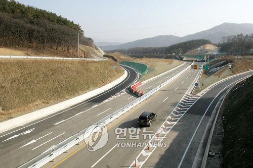 개통 앞둔 도로
