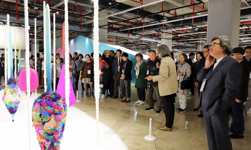 청주공예비엔날레 전시장을 둘러보는 전국 사립미술관장들