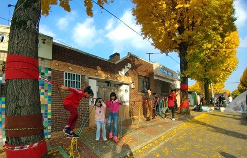 광주 광산구 신가동 은행나무 축제서 뛰노는 아이들