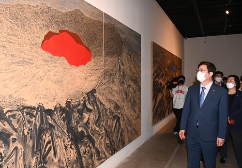 남북 미술·사진 기획전 약속 관람하는 염태영 수원시장