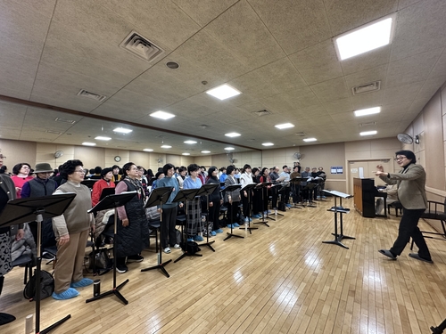 청춘합창단은 연습 중