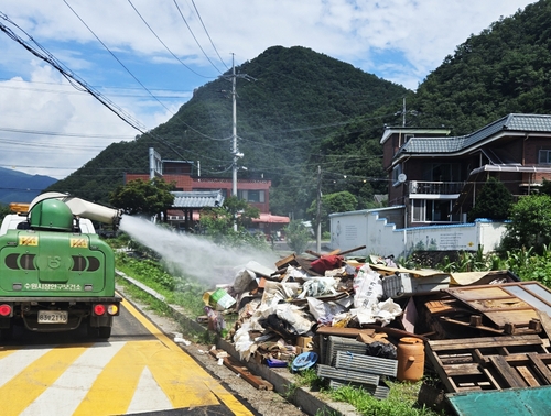 수원시, 집중호우 피해 본 가평에 방역소독 지원