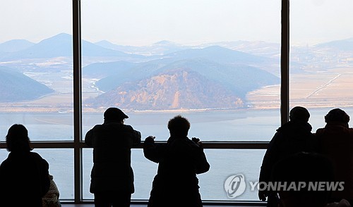 애기봉서 북한 땅 바라보는 관광객들