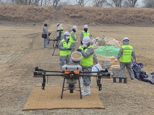 고양시, 드론 활용해 장항습지 겨울 철새 먹이 공급