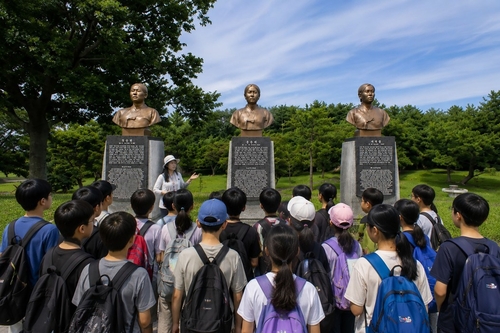 제주 해녀 항일운동 기념탑 방문 체험 모습을 AI로 생성한 이미지.