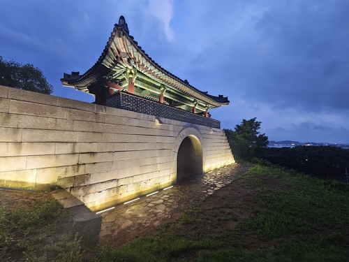 야간 경관조명 개선한 김포시 문수산성 남문
