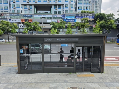 서현역 버스정류장 앞에 설치된 스마트 버스쉘터