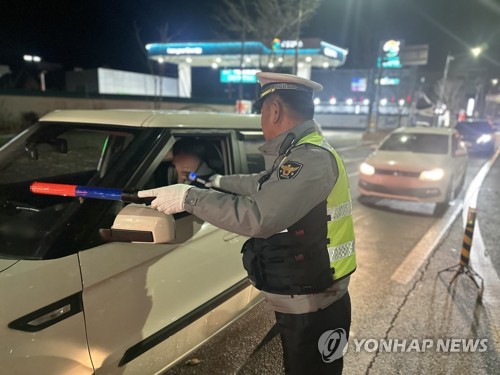 음주 단속 중인 경찰