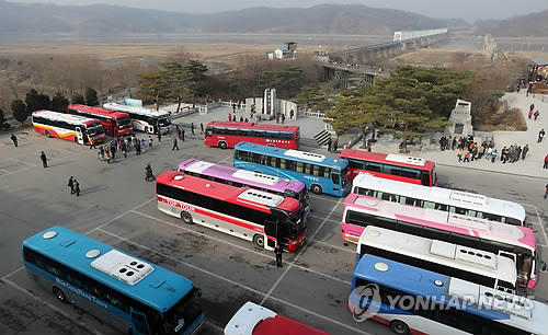 관광버스 북적이는 임진각