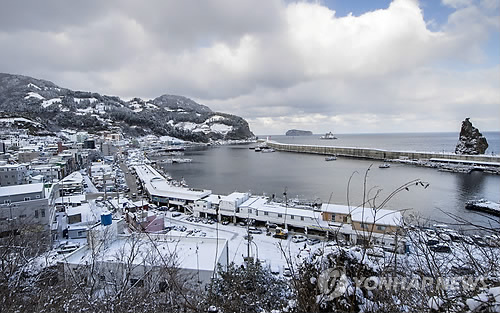 눈 내린 울릉 항구