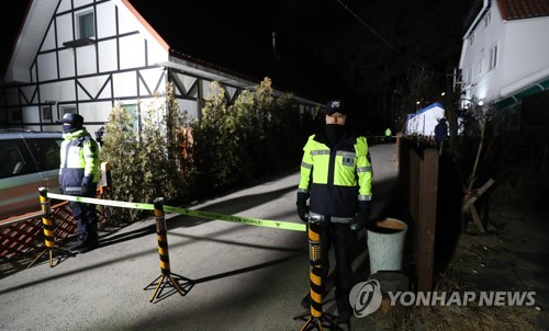 통제 중인 강릉펜션 사고현장