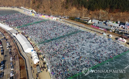 관광객들로 가득 찬 화천산천어축제