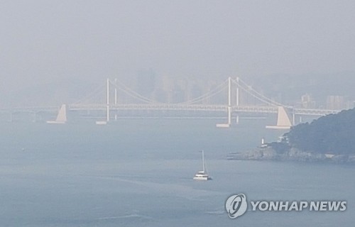 미세먼지에 가려진 부산 광안대교