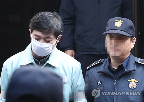 항소심 공판 마치고 나오는 조재범 전 코치