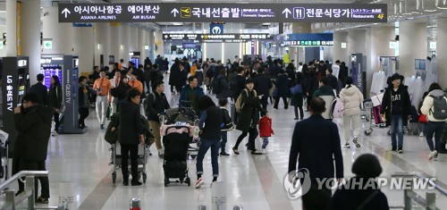 관광객으로 붐비는 제주공항
