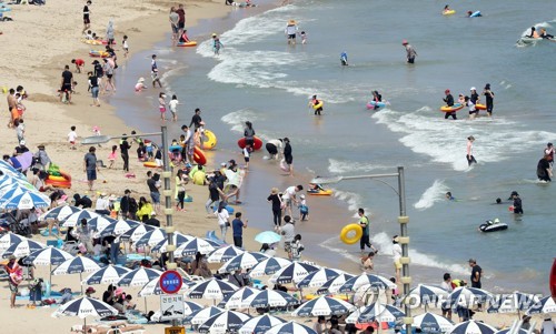 한여름 무더위 해수욕장 북적