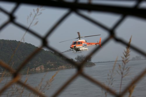 방역하는 산림 헬기