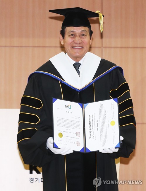 명예 문학박사 학위 받은 안성기
