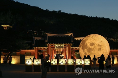 도심 속 아름다운 궁궐의 밤…수원 화성행궁 야간개장