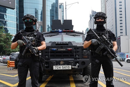 강남역에 배치된 경찰특공대원과 전술 장갑차