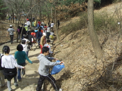 영통1동 학생들, 청명산 자연 정화활동 펼쳐_2