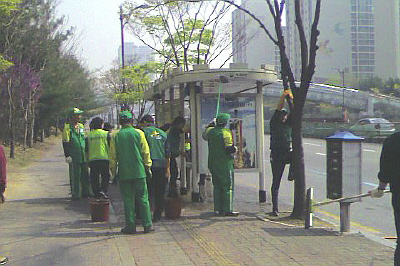 상쾌한 기분으로 버스를 기다릴 수 있어요_1