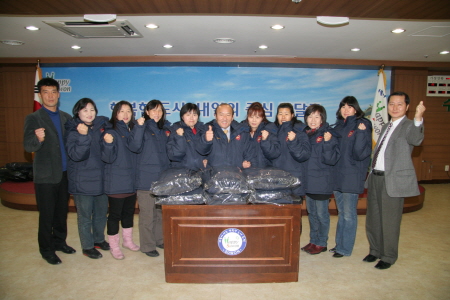 팔달구 여성축구단에 동계훈련복 전달_1