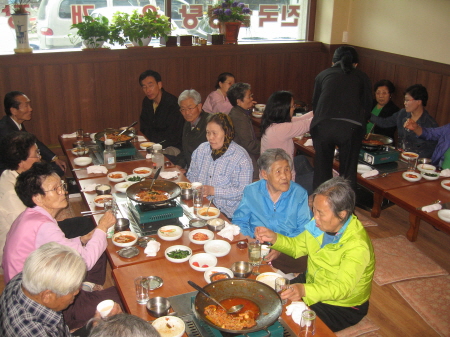 매탄2동, 어려운 이웃 초청 점심식사 대접_1
