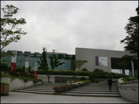 5번때 사진 설명...이슬하게 행운을 못차지한 관람객들과