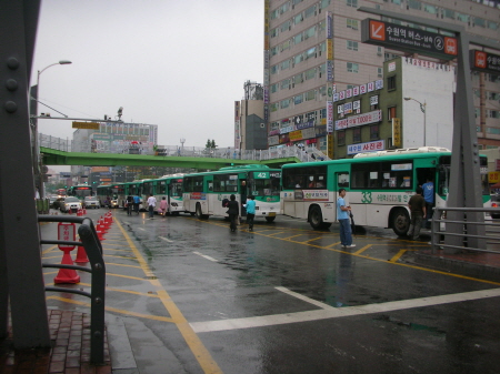 버스 승강장과 수원의 문화수준_1