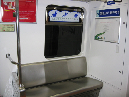 지하철 노약자석에서 일어나고 있는 장면들  _1