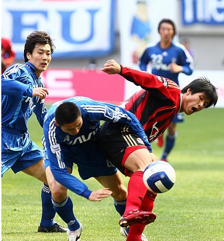 수원블루윙즈, 라이벌 FC서울 2-0 격파_1