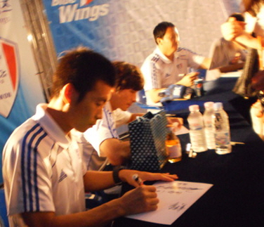 '수원블루윙즈' 팬 사인회 열어_3