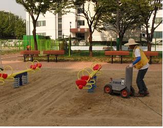 어린이공원 모래놀이장 클리닝 실시_2