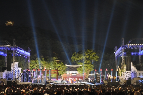 연예인의 사생활 침해 논란, 어디까지 허용되는가_1