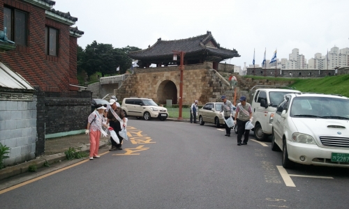 금빛봉사회, 수원화성 성곽 일대 환경정화_2