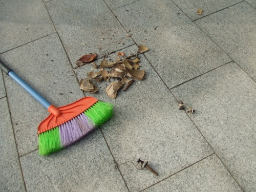 화려한 불꽃향연 뒤에 남은 불꽃 파편_2