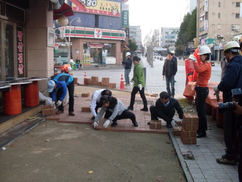 나혜석 거리 상인회와 함께하는 보도 환경정비 체험_1