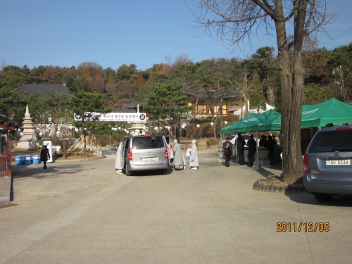 봉녕사 묘엄스님 빈소 추모 행렬을 보고_3