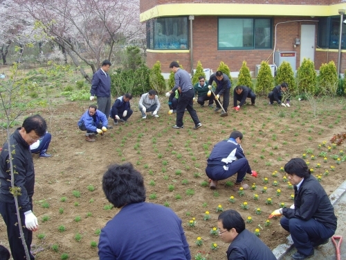 경동원에서 동심가득 봉사활동한 건설과 직원들_1