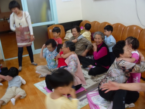 영통구 경로당 어린이집과 1촌 맺기_1