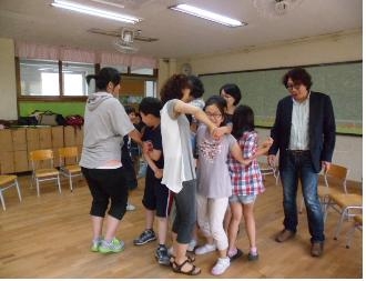 2012년 아동안전학교 드라마스토리텔링 또래 지도자과정, 오프닝 놀이 (빨래가 되어보기) 장면