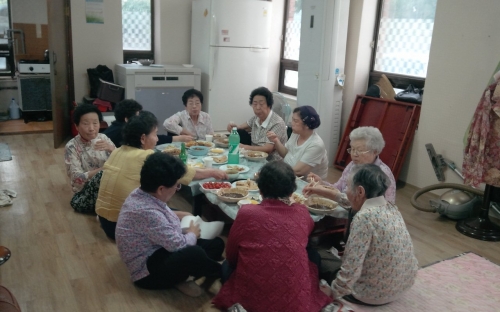 권선2동 삼천리1차아파트 경로당 짜장면 나눔_1