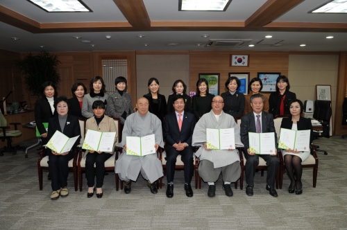 보육정보센터 및 시립 어린이집 위탁계약 증서수여_1