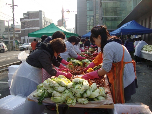 화서1동, 정성을 다한 김장김치 만들어 이웃에게 전달해_2