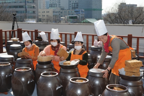 수원시청 옥상에 웬 장독대가 있나요?_3